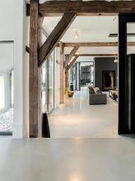 sfeerbeeld mooie vloer combinatie houten balken met strak interieur maison maison style architecture d interieur
