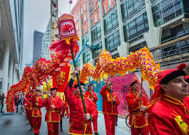 Voor de jaarwisseling koopt iedereen nieuwe kleren en gaat elke chinees naar de kapper. Het Chinese Nieuwjaar Begint Weet Jij Welk Eten En Drinken Daarbij Hoort Koken Eten Ad Nl