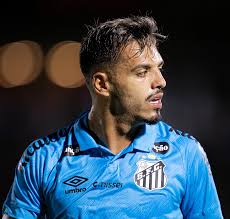 Após estreia pelo Santos, Gabriel Menino mira titularidade no clássico