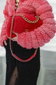 Quelles Sont Les 10 Tendances Sacs Vues Au Defile Chanel A Paris Defile Chanel Chanel Sac