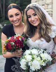 Mireasa e iubita mea îi are în centru pe tom şi hannah, care au fost prieteni platonici de 10 ani. Facebook