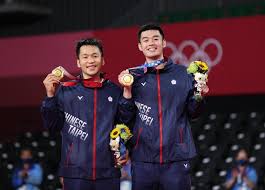 2020 東京奧運羽球項目的比賽，在今天上午要進行的羽球男子雙打 8 強淘汰賽，是由台灣的男雙組合 李洋、王齊麟 對戰日本組合 遠藤大由、渡邊勇. Syumk0bvafkeim