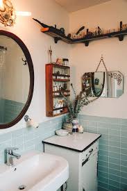 What i think each vintage bathroom should feature is a clawfoot bathtub. Pin By Stoche On Decor Small Bathroom Decor Vintage Bathrooms Bathroom Decor