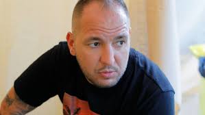 Curtis nemes cél érdekében hagyja el az országot