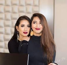 She is very pretty and has beautiful looks. Komal Aziz Khan And Her Sister Make A Gorgeous Duo Style Pk