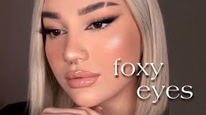 Made popular by bella hadid, megan fox and kendall jenner, the fox eye look is all about manipulating your eye shape for a lifted look, emphasizing the outer corners for a sultry effect. Fox Eye Make Up Alles Uber Den Trend 2020 Beauty Report