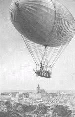 V prosinci si můžete ve výtvarných dílnách kromě vzducholodě inspirované filmem ukradená vzducholoď, proužkovaného kostýmu jako z vynálezu zkázy, látkové loutky z vánočního snu, dokreslovačky či tril. Das Gestohle Luftschiff Film Cssr 1967