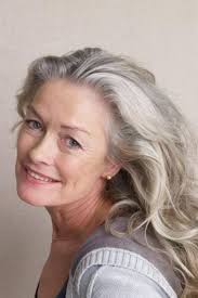 Kapsels En Haarverzorging Waarom Wordt Je Haar Grijs Als Je Ouder Wordt Lang Grijs Haar Schoonheidsproducten Lange Kapsels