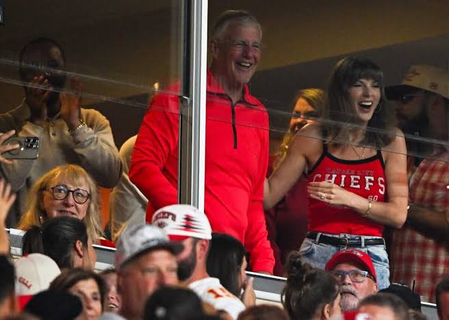 Travis Kelce & Taylor Swift: 7 photos from Chiefs-Colts game | Kansas City  Star