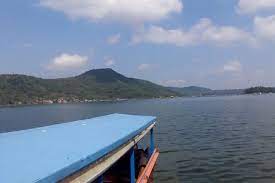 Waduk darma ini menempati areal seluas 4.375.420 meter persegi, dikelilingi oleh bukit dan lembah serta pemandangan yang indah dengan udara yang sejuk karena berada di ketinggian 715 mdpl. 5 Aktivitas Seru Di Waduk Darma Kuningan