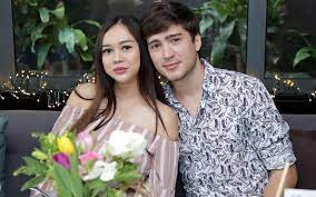 Selepas enam bulan bercerai dengan suaminya, eryck amaral, penyanyi aura kasih mengakui kehidupan bergelar seorang ibu tunggal kepada . Aura Of Love For Months Of Pretending To Be Happy Netral News