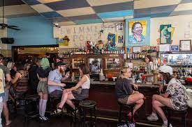 Dimly lit cocktail bars, rowdy dance floors, beloved dive bars, and more. Best Singles Bars In Nyc Where To Meet People When You Re Single Thrillist