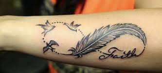 Les tatouages de plume sont des représentations graphiques assez largement répandus chez les l'histoire des tatouages de plume remonte relativement loin. Pin On Tatouage Femme Idees De Tatouages Women Tattoo Ideas