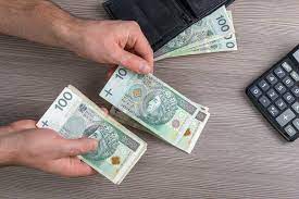 Zobacz ile wyniesie minimalne wynagrodzenie krajowe brutto i netto oraz stawka pracownik zatrudniony w oparciu o umowę o pracę zarabiający minimalną pensję otrzyma o 141,05 zł więcej „na rękę w porównaniu z rokiem. Placa Minimalna 2021 Netto I Brutto Ile Wyniesie W Przyszlym Roku Najnizsza Krajowa Kurier Lubelski