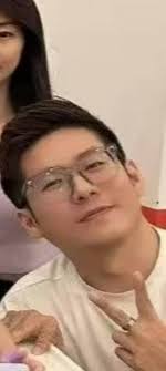 这个人Heng Chia Khean  在槟城有两间餐饮店。借钱的时候说到自己多厉害，还钱时候到期一分钱都没还。大家小心他，身上都是赌债，厉害骗厉害博同情，身边的人都中招了。