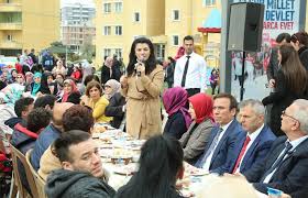 Bilkent üniversitesi güzel sanatlar tasarım ve mimarlık fakültesi kentsel tasarım ve peyzaj mimarlığı bölümünü, yüksek şeref öğrencisi ve bölüm 3'üncüsü olarak bitirdi. Cumhurbaskani Basdanismani Ayse Turkmenoglu Ve Cigdem Karaarslan Canikte Bir Araya Geldi