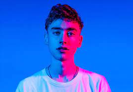 Olly alexander 's role in the hbo max series it's a sin introduced the british pop star to a whole new audience, many of whom may not be as familiar with his musical output. Olly Alexander Hadirkan Single Baru Years Years Starstruck Creative Disc
