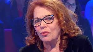 2 di 2 carlettosposito riesce a sedurre valeria fabrizi. Natale Amaro Per Valeria Fabrizi Le Svaligiano Casa Violati Beni E Ricordi