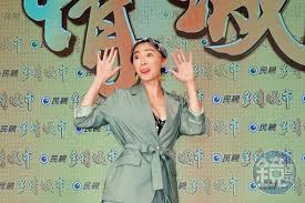 Feb 17, 2013 · 中國時報【張佩玲╱台北報導】 57歲的蕭大陸情史豐富，但不擅處理，從「上流美」許純美、張金鳳到侯怡君，每段關係都糾纏不斷，交往時間長. Dq 8mcjbgl7a6m