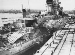 Le Cuirasse Francais Jean Bart Gravement Endommage A La Suite D Un Echange De Tir Avec Des Navires Americains A Casablanca Navire De Guerre Cuirasse Navire