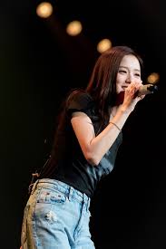 지수, 첫 솔로 아시아 투어…7개 도시 아레나 들었다 놨다 : 네이트 연예
