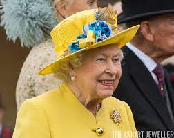 The Queen Shines In Sunny Yellow Queen Elizabeth Attended A Garden Party At Buckingham Palace With Her Bright Queen Elizabeth Queen Elizabeth Ii Royal Family