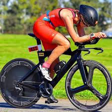 Triatlon, ilk olarak iron man (demir adam) adıyla ve bir iddia üzerine başlamış bir spor dalı. Et 10 Cosas Que Debes Saber Antes De Participar En Tu Primer Triatlon