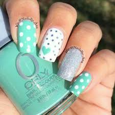 Unas En Color Turquesa Blanco Y Brillos Plateados Con Puntos Mint Nails Green Nails Mint Nail Designs