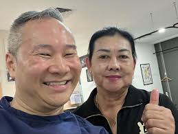 Master Chris Leong with fans