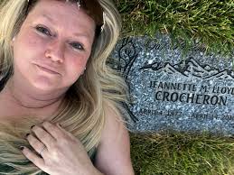 Very touching words I found at Graystones Beach... I sympathize very much  with whoever wrote it. I wish parents...wouldn't grow old, wouldn't be sad,  wouldn't get sick, and wouldn't leave. 😞 |