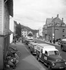 Får beskjed om å skamme oss. Bergen I Gamle Dager Nesttun Sentrum 1958 Foto Ba Bergen Byarkiv Bilder Norge Bergen