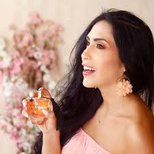 La fragancia más femenina, elegante y delicada 🌟LA PETITE ROSE🌟 Es un  perfume que tiene notas de jazmin, narciso, rosa de mayo, ambar y cedro.  Por eso es dulce, pero al final