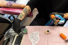 De la conception à la réalisation, l'équipe infamous ink tattoo saura vous guider et vous conseiller de manière professionnelle, de la conception à la réalisation, de tous vos projets de tatouage dans une ambiance chaleureuse et agréable. Tatoueur Tatoueuse Orientation Ch