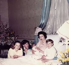 .van engeland boven de nieuwe prins voor de muziekschool, onder prins charles en prinses anne met 23 maart 1960 locatie : Pin Van Jenn Klassen Op Royalty Queen Elizabeth Ii Koningin Elizabeth Koninklijke Families Prins Andrew