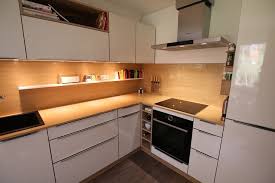 Kleine Kuche In Eiche Weiss Moderne Kuchen Von Schreinerei Mobel Holzsport Haupler Modern Holz Holznachbildung Homify Kleine Kuche Moderne Weisse Kuchen Moderne Kuche