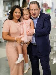 Va fi prima data cand banii lui vanghelie vor ajunge la cineva care chiar are nevoie si merita, a spus victor ponta. Cum AratÄƒ Acum FetiÈ›a Cuplului Oana Mizil Marian Vanghelie E BlondÄƒ È™i Are Ochi AlbaÈ™tri Fotografie RarÄƒ De Familie Galerie Foto Galerie Foto Stiri Vedete Si Evenimente Viva Ro