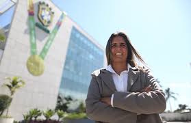 A juíza ana paula almeida ferreira, da 23ª vara do tribunal regional do trabalho do rio de janeiro (trt), condenou o fluminense a reconhecer o vínculo empregatício de uma jogadora, que não quis ter o nome revelado por medo de retaliação, em 2019. Cbf Designa Emily Lima Como Tecnica Da Selecao Feminina Conmebol