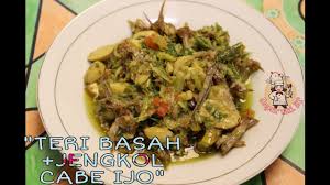 Cumi atau cumi asin adalah salah satu makanan laut yang menjadi favorit keluarga indonesia sebagai teman makan. Resep Teri Basah Cabe Hijau Goreng Bada Lado Mudo Khas Dapur Uni Et Youtube
