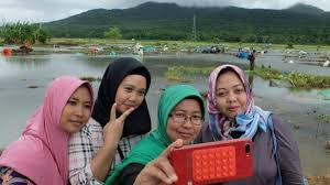 Check spelling or type a new query. Selfie Dekat Mayat Dan Puing Tsunami Selat Sunda Demi Banyak Like