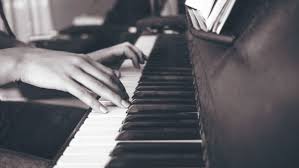 Profitez de ce piano virtuel pour vous amuser sur des musiques simples. Cours De Piano En Ligne Apprendre Le Piano Facilement Et Avec Plaisir