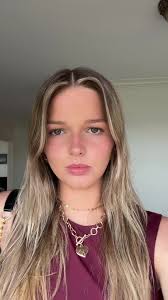 Emily Handley Größe