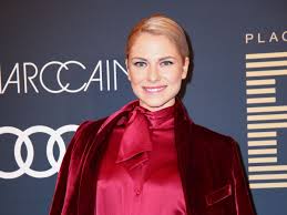 So langsam sollte valentina zumindest mit dem gedanken schwanger gehen, „dancing star 2021 zu werden. Let S Dance Star Valentina Pahde Rippenbruch Und Keiner Hat S Gemerkt Bunte De