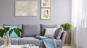 Topeng, gitar, dan beberapa karya abstrak melengkapi dekorasi ruang tamu ini. Tips Dekorasi Ruang Tamu Minimalis Terasa Lebih Luas Berkeluarga