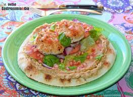 Pan Pita Con Hummus De Alubias Pollo Especiado Y Granada Receta Pan Pita Comida Recetas De Comida