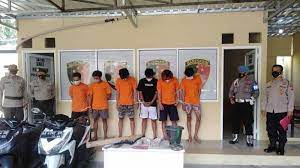 Polresta yogyakarta menangkap 6 pelajar yang tergabung dalam sebuah geng motor. Geng Motor Rusak Rumah Di Sleman Tribunjogja Com