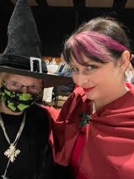 X 上的Kristi Bateman Lee：“Costume party #MWSACT fundraiser with the  not-remotely-evil @MarjorieCross! ❤️ https://t.co/LXlsGoTPbf”