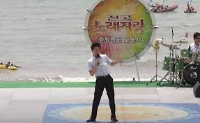 방송에 나와서 힘들었던 이야기를 한 적이 없다며 자신의 가정사를 처음 털어놨다. ì—­ê²½ì„ ì´ê¸´ ì—°ì˜ˆì¸ 12 ë°˜ì§€í•˜ì„œ ìžëž€ ë¦¬í‹€ ë‚¨ì§„ ê¹€ìˆ˜ì°¬ì„ í‚¤ìš´ ê±´ 8í• ì´ ë§ˆë²•ì‚¬ ì–´ë¨¸ë‹ˆ