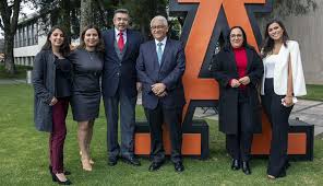 Pese a la pandemia y sus problemas de salud, jorge ortiz de pinedo consiguió traer de nuevo a la televisión al galeno y casanova favorito de méxico, el dr. Jorge Ortiz De Pinedo Dicta Catedra En Comunicacion