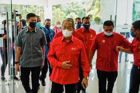 Malaysia, di bawah pemerintahan barisan nasional sedang berhadapan dengan krisis kepimpinan dan keruntuhan institusi yang merosakkan negara. Presiden Bersatu Hadir Mesyuarat Mpt Journal Malaysia