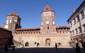 Postup běloruských úřadů, které za letadlem poslaly i stíhačku, odsoudila řada západních zemí a organizací. Na Kole Pres Belorusko